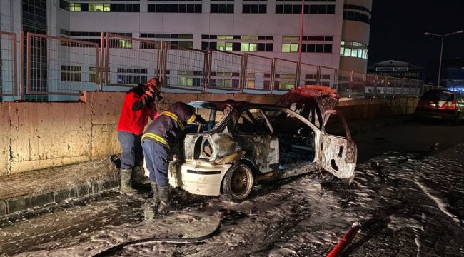 Yangını fark edip otomobilden inen 4 kişilik aile ölümden döndü