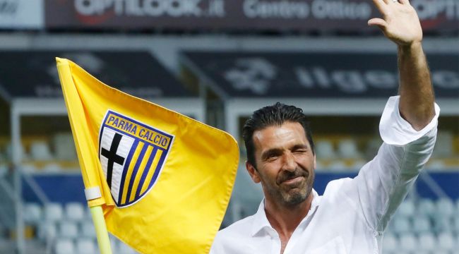 44 yaşındaki Gianluigi Buffon, Parma ile sözleşmesini uzattı