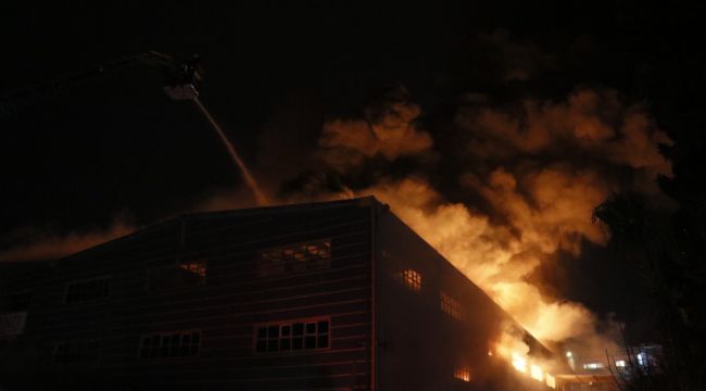Adana'da hijyenik ürün üretim fabrikasının deposunda yangın