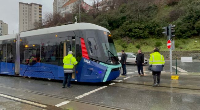 Alibeyköy'de tramvay yolun karşısına geçmeye çalışan kadına çarptı
