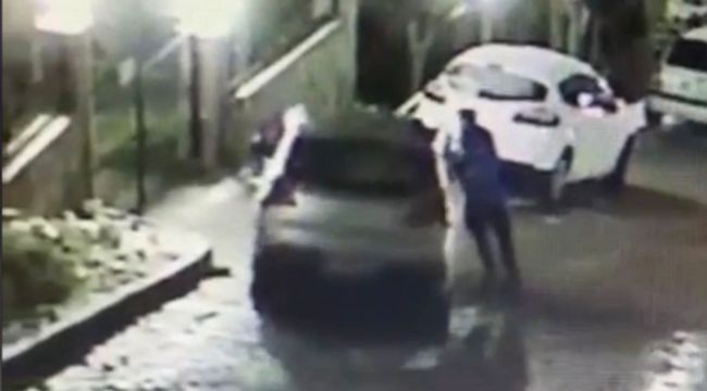 Aracının el frenini çekmeyi unuttu, rampa aşağıya giden aracı tutarak durdurdu