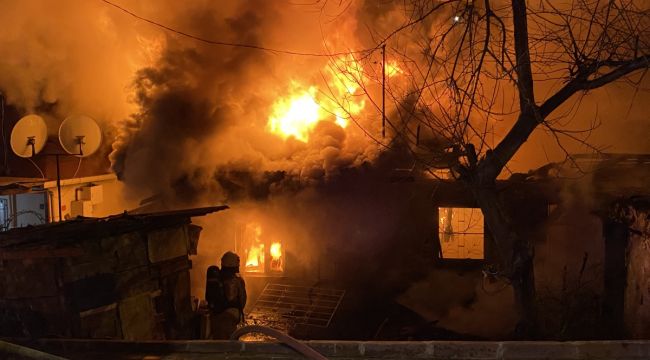 Ataşehir'de yaşlı kadının yaşadığı gecekondu alevlere teslim oldu