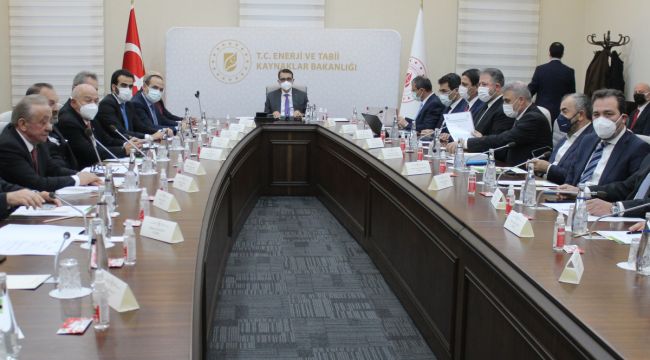 Bakan Dönmez, 21 elektrik dağıtım bölgesinin yöneticileri ile bir araya geldi