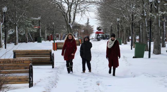 Başkent güne kar yağışı ile başladı