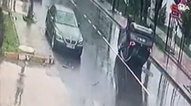Beylikdüzü'nde düz yolda ağaca çarpıp takla attı
