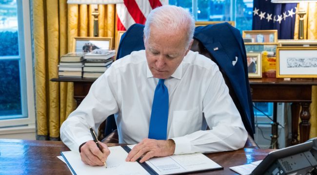 Biden, Rusya'nın tanıdığı Donetsk ve Lugansk'la ticareti yasaklayan kararnameyi imzaladı
