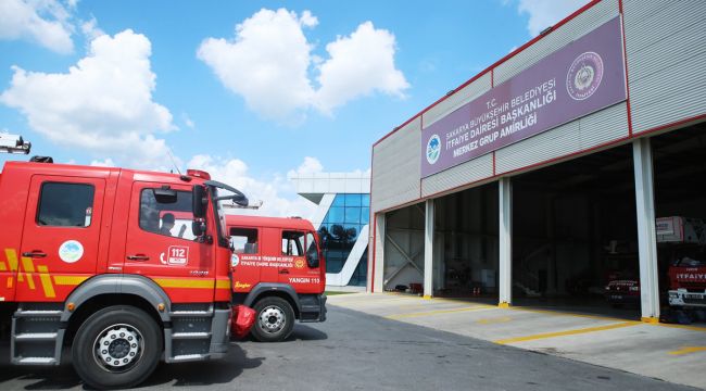Bina çatısından havalandırma boşluğuna düşerek yaralandı