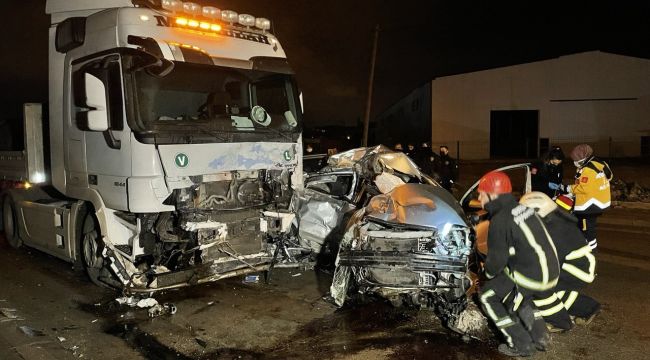 Bursa'da tırla otomobil kafa kafaya çarpıştı