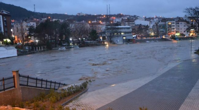 Çanakkale'de çay taştı araçlar sular altında kaldı