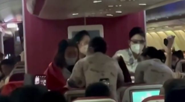 Çinli hamile kadın uçakta doğum yaptı