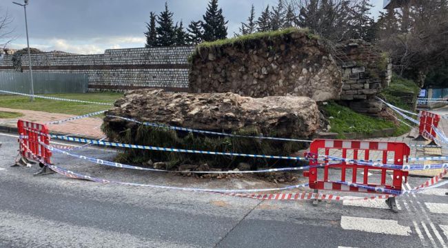 Fatih'te tarihi surların bir bölümü yola devrildi