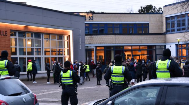Hamburg'da okula operasyon