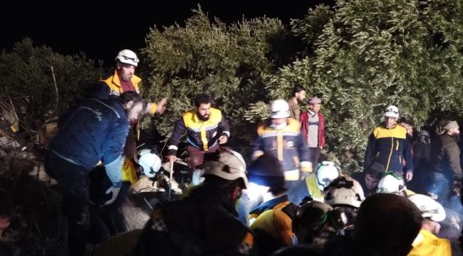 İdilb'de iki katlı binanın çökmesi sonucu 4 kişi enkaz altında kaldı