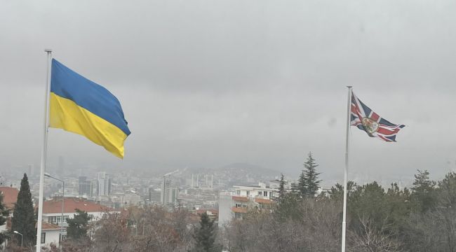 İngiltere Büyükelçiliği büyükelçilik yerleşkesine Ukrayna bayrağı astı