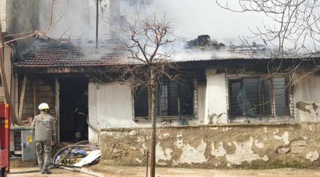 Isınmak için ateş yakılan metruk ev alevlere teslim oldu
