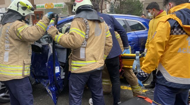 Kadıköy'de İETT otobüsü otomobile çarptı, sürücü kadın araçta sıkıştı