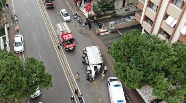 Kadıköy'de kamyonet orta refüjü aşıp yan yattı