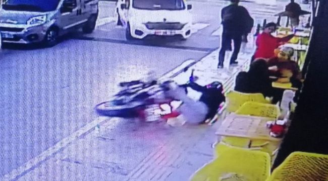 Kaldırımda sürüklenen motosiklet faciaya neden oluyordu