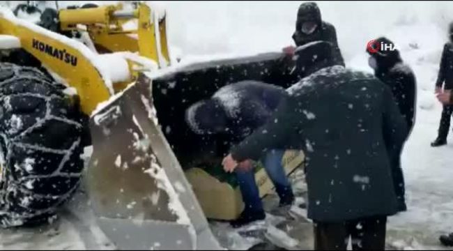 Kardan yollar kapanınca cenaze kepçeyle taşındı