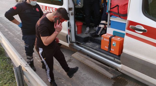 Kazada kanlar içinde kalan sürücü ayakkabısı çamurlu olduğu için ambulanstan indi