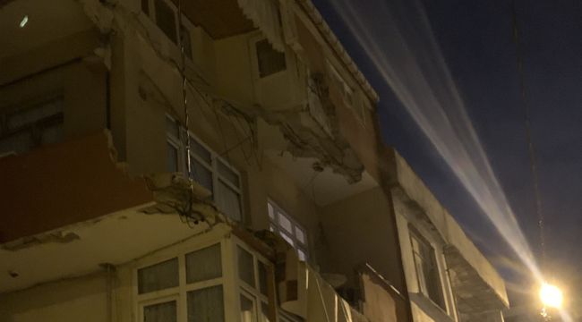 Küçükçekmece'de 3 katlı binanın balkonu çöktü