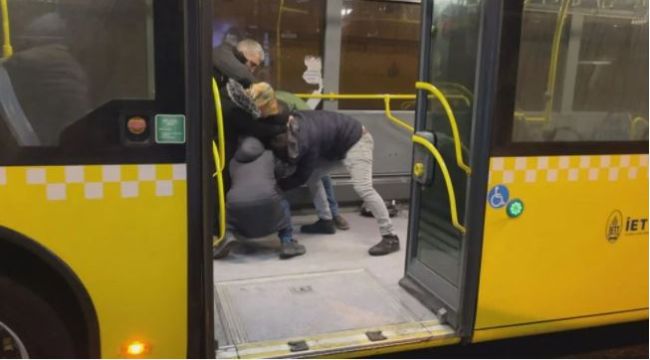 Metrobüs'te yolcular arasında bıçaklı kavga!