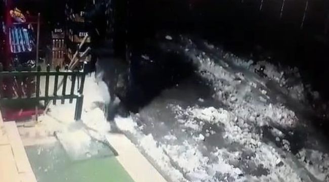 Önce buz kütlesinden ardından tabelanın altında kalmaktan kurtuldular