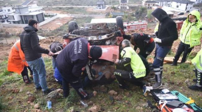 Otomobil 25 metre yükseklikten falezlere düştü, sürücünün durumu ciddi