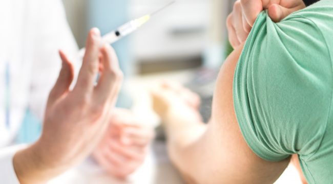 Polonya'da 4. doz aşı uygulaması başladı
