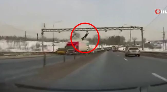 Rusya'da tırın çarptığı vinçteki işçiler yola savruldu