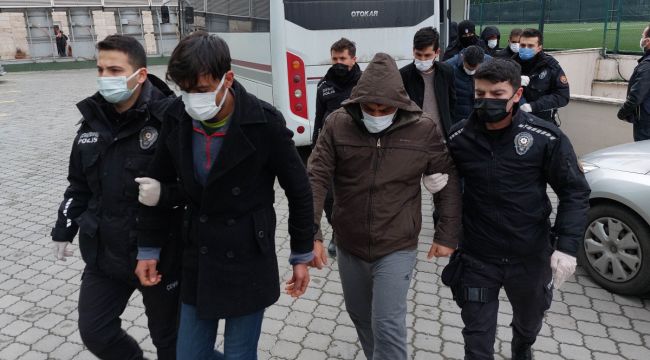 Samsun'da DEAŞ'tan gözaltına alınan 12 yabancı uyruklu şahıs adliyeye sevk edildi