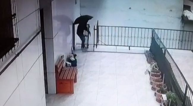 Şemsiyeli kapı hırsızı