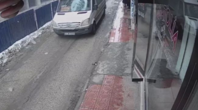 Seyir halindeki minibüsün üzerine buz kütlesi düştü