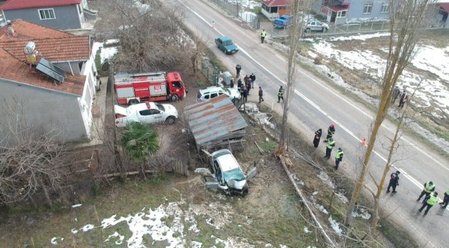 Sinop'ta otomobil ağaca çarptı