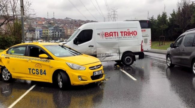 Sultangazi'de ticari taksiyle panelvan araç çarpıştı