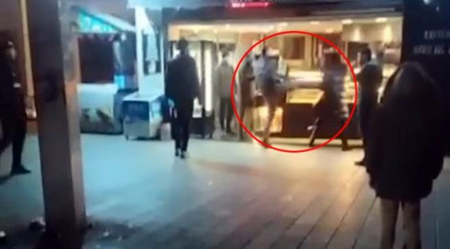 Taksim'de boksör, tartıştığı trans bireyi tekme tokat dövdü