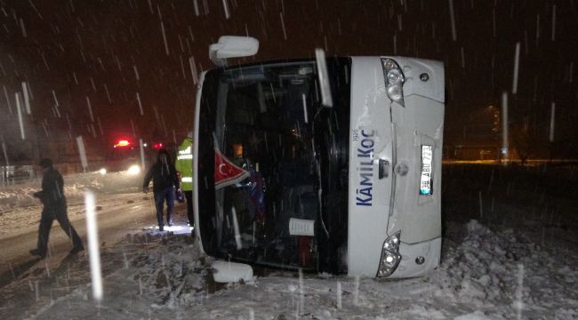Tokat'ta yoldan çıkan otobüs devrildi