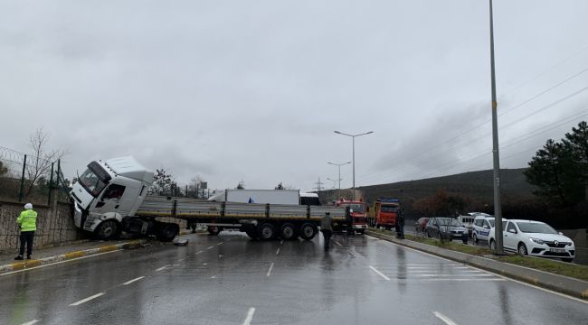 Tuzla'da, kontrolden çıkan tır jandarma komutanlığının duvarına çarptı