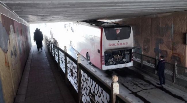 Yolcu otobüsü alt geçitte sıkıştı, ekipler seferber oldu