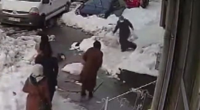 Yolda yürüyen kadının kafasına kar kütlesi düştü