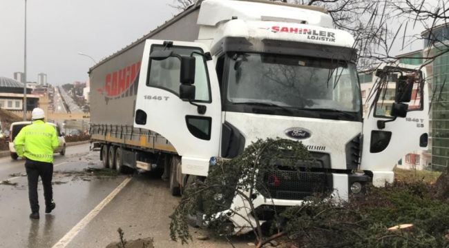 Yoldan çıkan tır sürücüsü dehşet saçtı