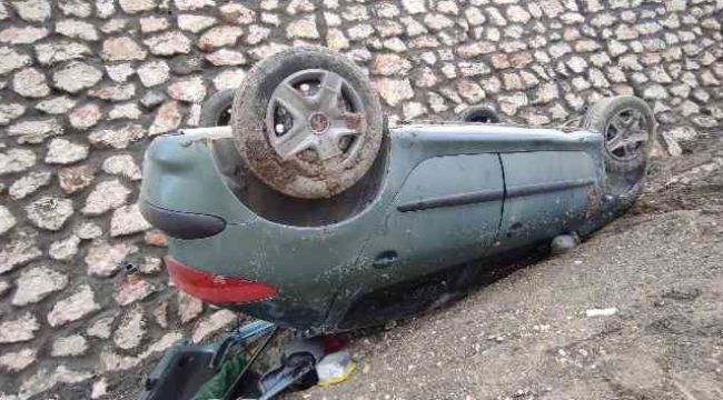 Adıyaman'da otomobil ters döndü