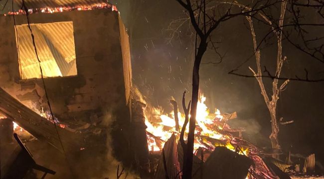 Artvin'de çıkan yangında iki katlı köy evi kullanılamaz hale geldi