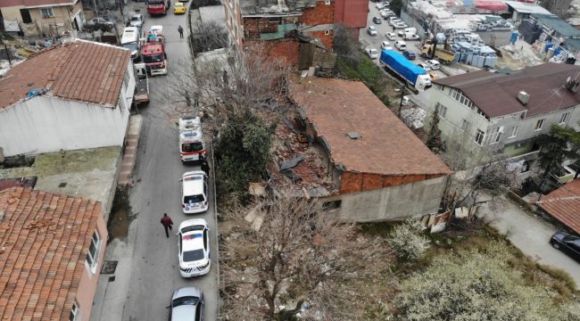 Ataşehir'de 2 katlı evin çatısı çöktü
