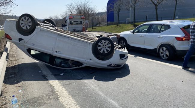 Beykoz TEM otoyolunda cipin tekerine vuran otomobil takla attı