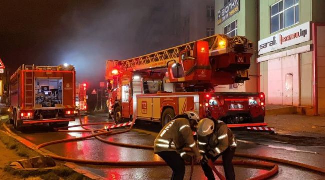 Beylikdüzü'nde bir çelik kapı imalathanesinde yangın çıktı
