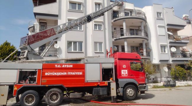 Binanın çatı katında çıkan yangın korkuttu