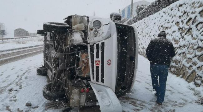 Bursa'da işçi servisi devrildi, 3 kişi yaralandı