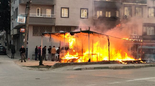 Bursa'da manav dükkanında yangın çıktı, alevler araçlara sıçradı