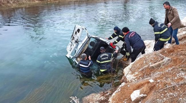 Ceyhan Nehri'ne düşen araçtaki 1 kişi öldü, 2 kişi ağır yaralandı